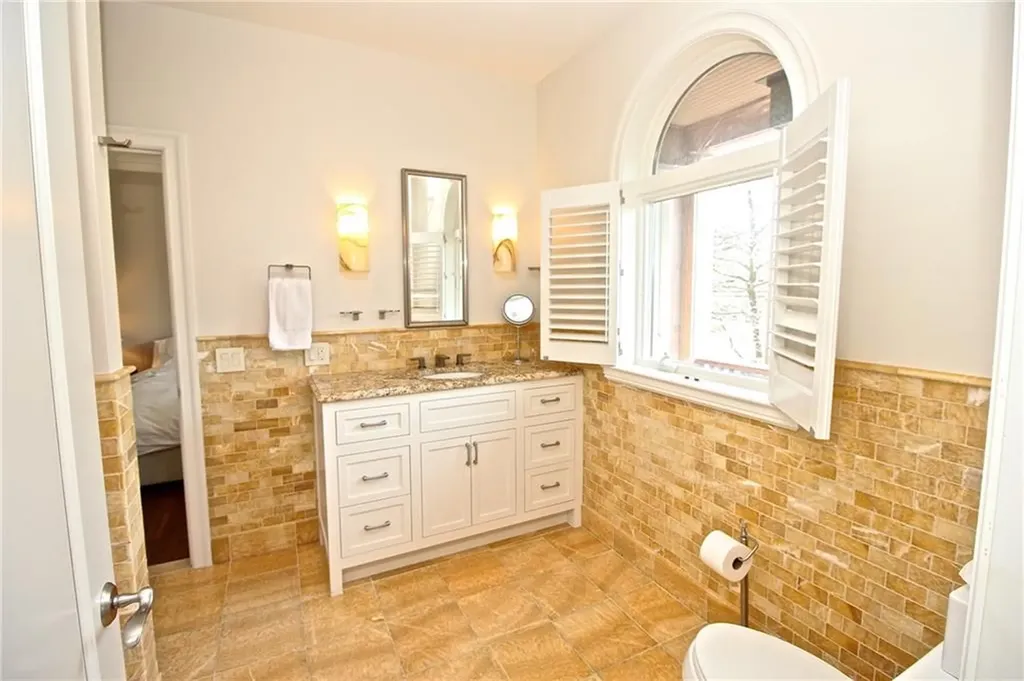 203 Coggeshall Avenue Newport RI 02840