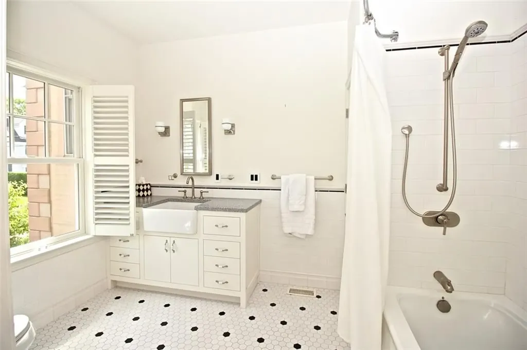 203 Coggeshall Avenue Newport RI 02840