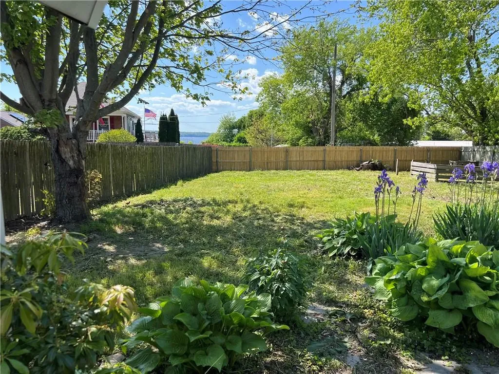 15 Bay Street Tiverton RI 02878