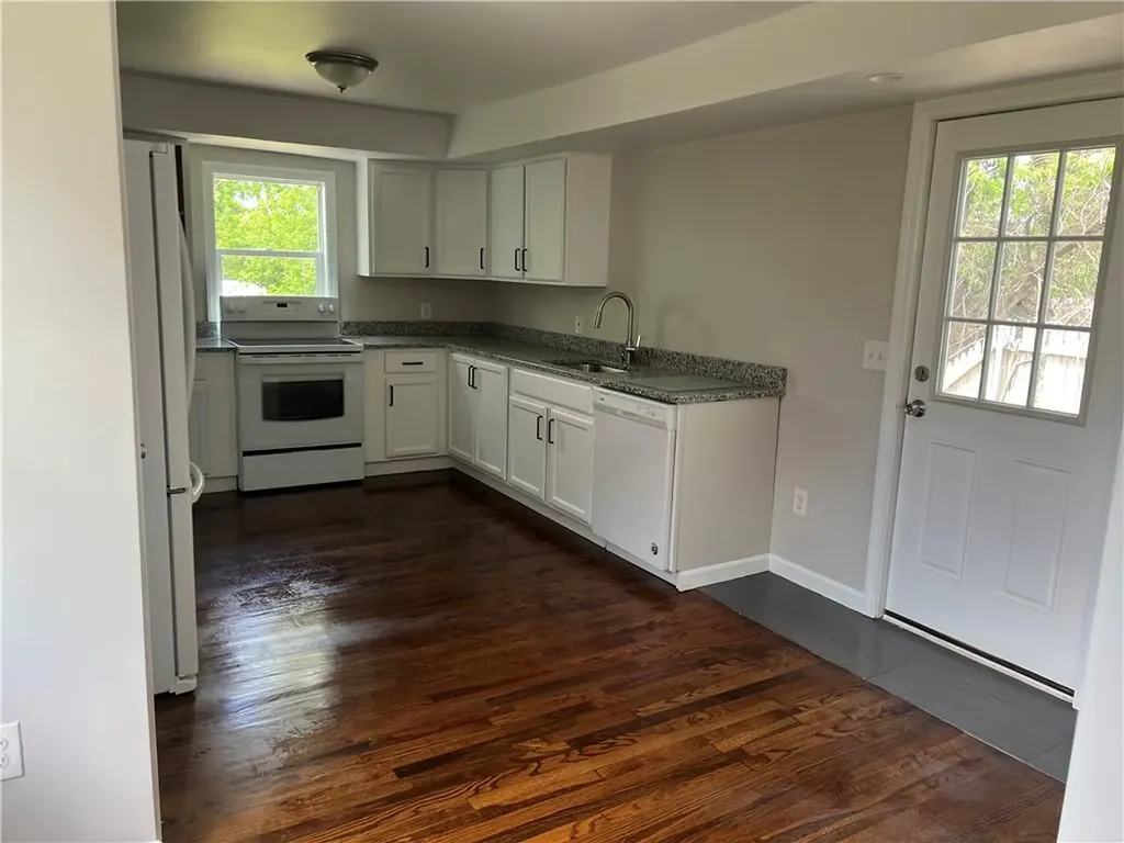 15 Bay Street Tiverton RI 02878