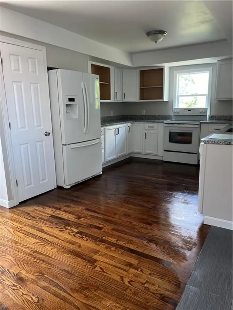 15 Bay Street Tiverton RI 02878