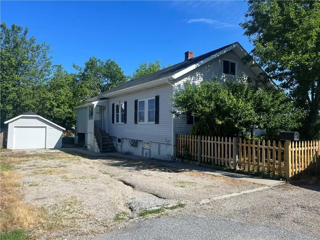 15 Bay Street Tiverton RI 02878
