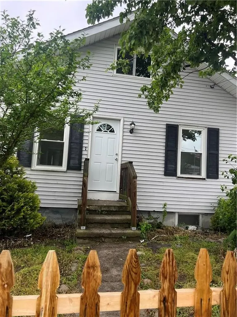 15 Bay Street Tiverton RI 02878