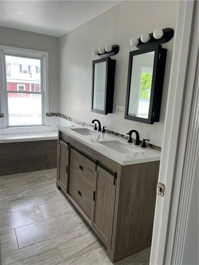 15 Bay Street Tiverton RI 02878