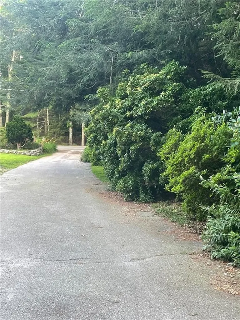 527 Hatchery Road North Kingstown RI 02852