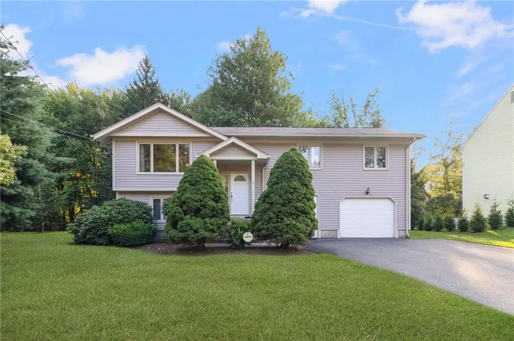 8 Brookdale Road North Providence RI 02904