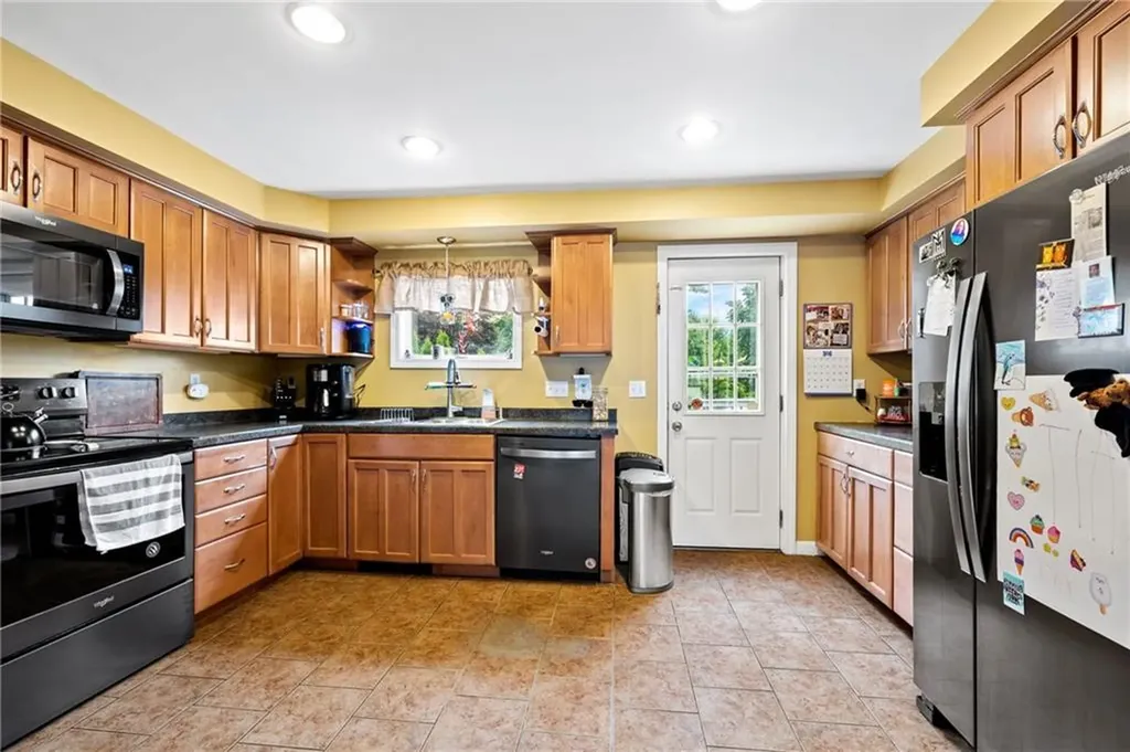 23 Earl Street West Warwick RI 02893