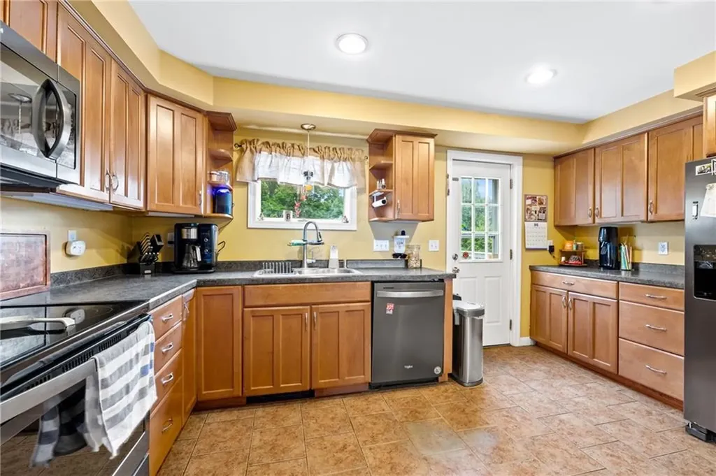 23 Earl Street West Warwick RI 02893