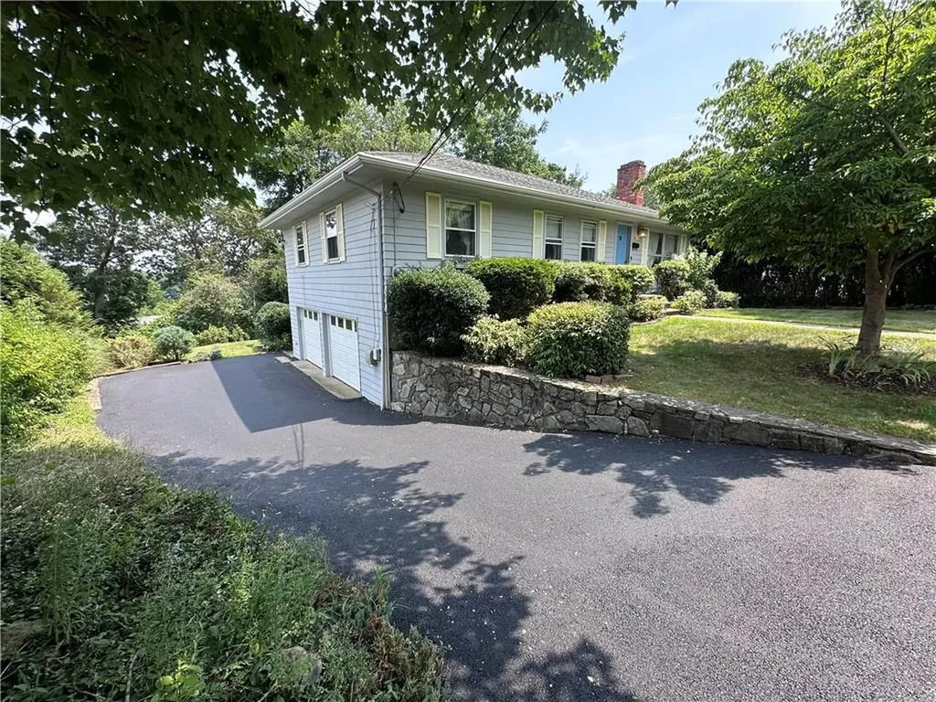 8 Browne Hill Court Lincoln RI 02865