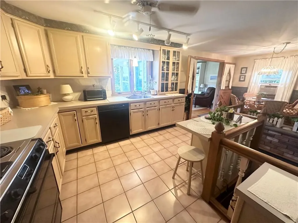 8 Browne Hill Court Lincoln RI 02865
