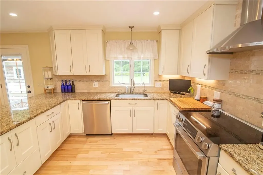 10 Tonkawa Avenue Westerly RI 02891