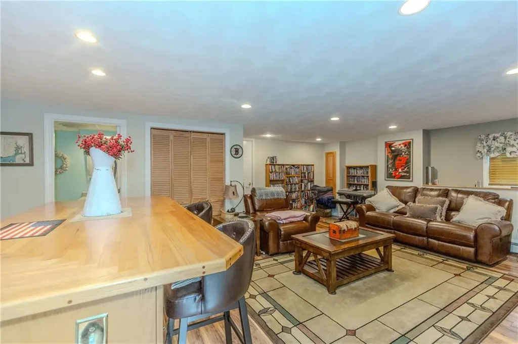 125 Posnegansett Avenue Warwick RI 02888