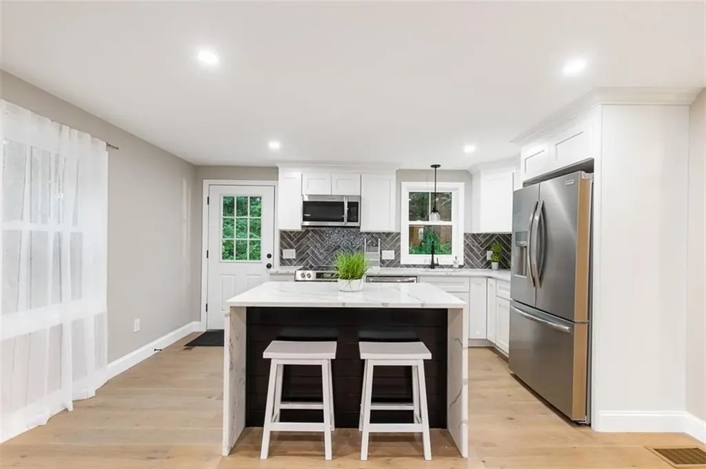 162 Colonial Road Providence RI 02906