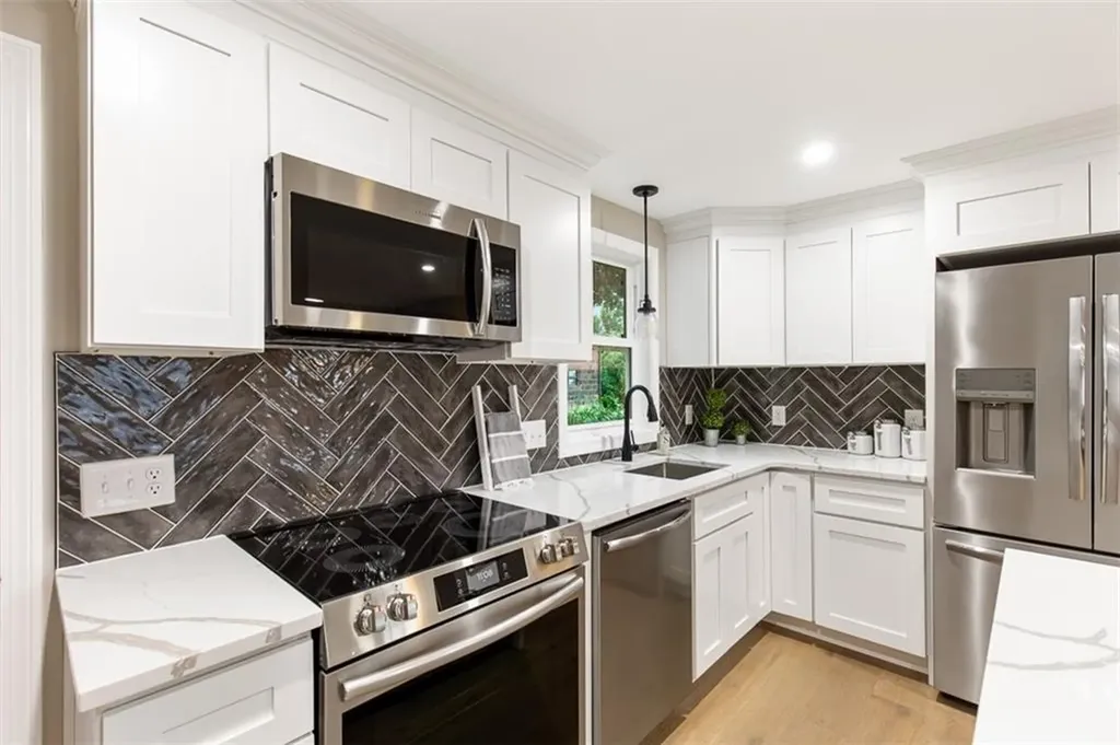 162 Colonial Road Providence RI 02906
