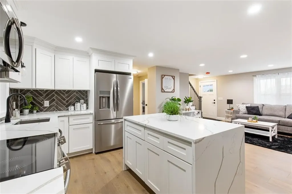 162 Colonial Road Providence RI 02906