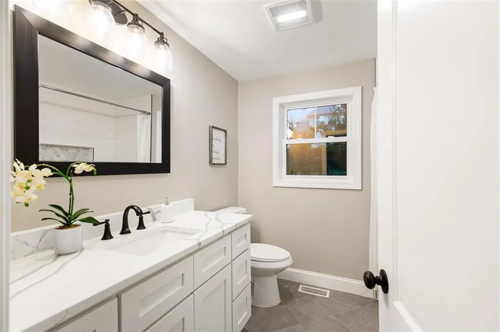 162 Colonial Road Providence RI 02906