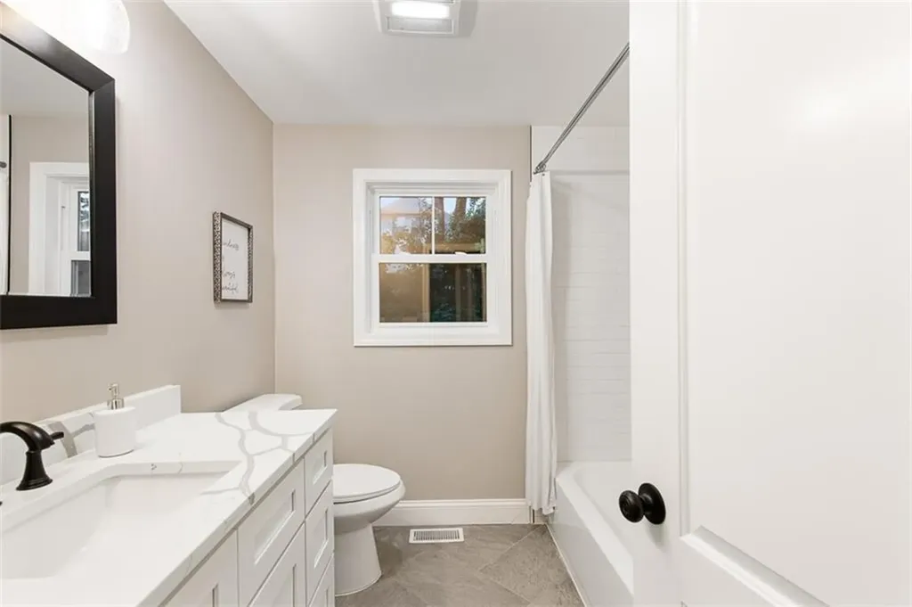 162 Colonial Road Providence RI 02906