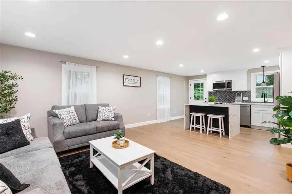 162 Colonial Road Providence RI 02906