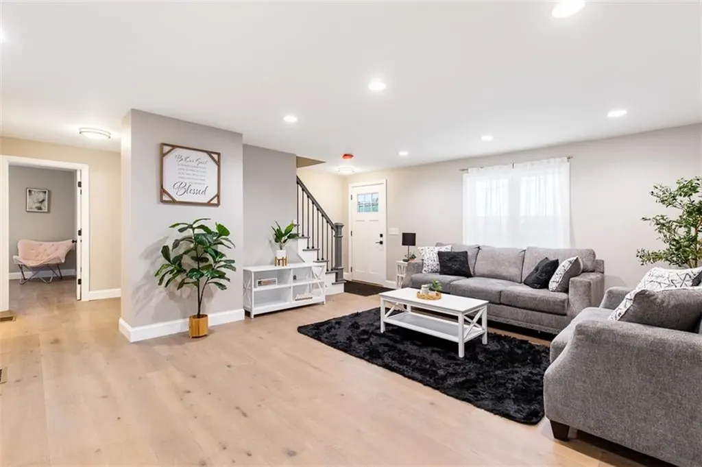 162 Colonial Road Providence RI 02906