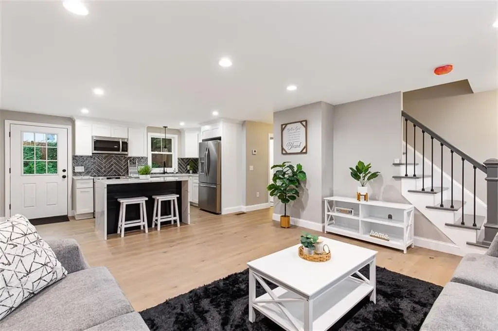 162 Colonial Road Providence RI 02906