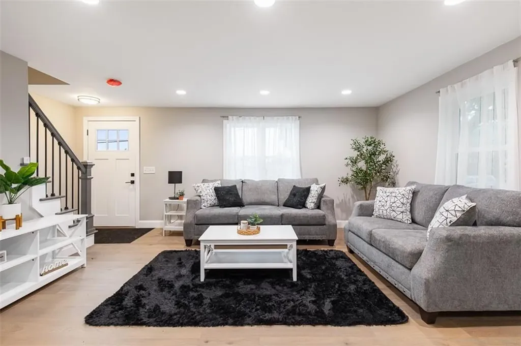 162 Colonial Road Providence RI 02906