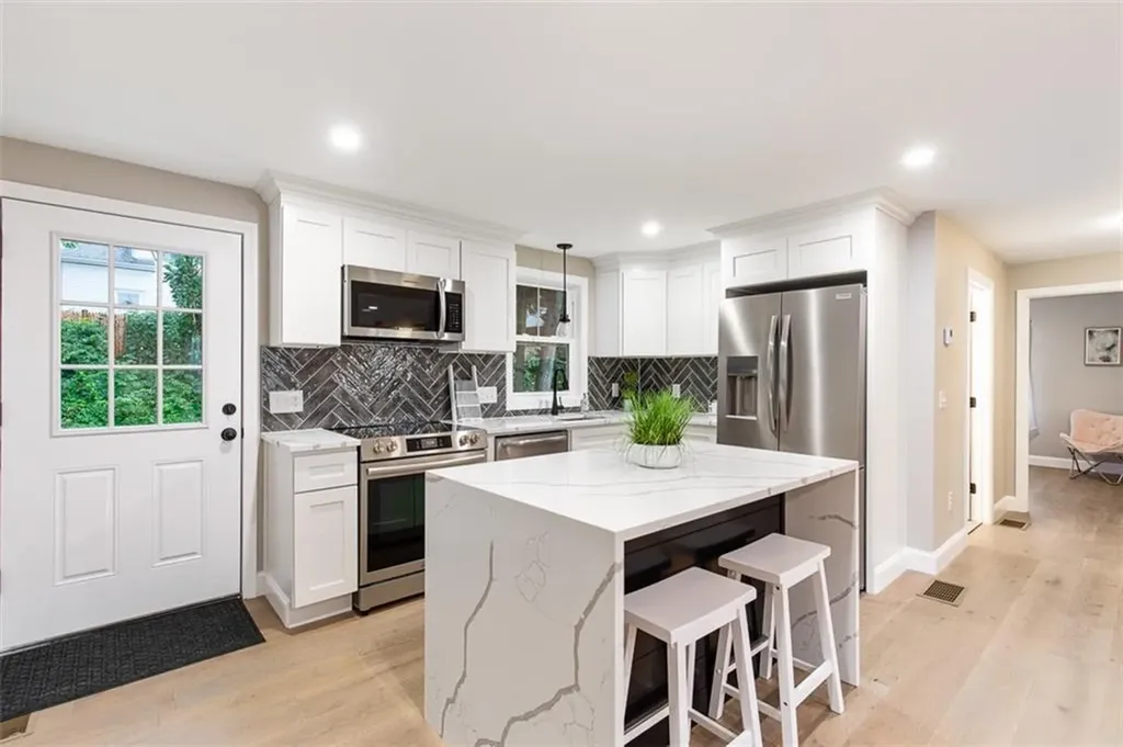 162 Colonial Road Providence RI 02906