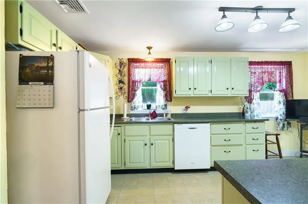 86 Carlton Avenue Warwick RI 02889