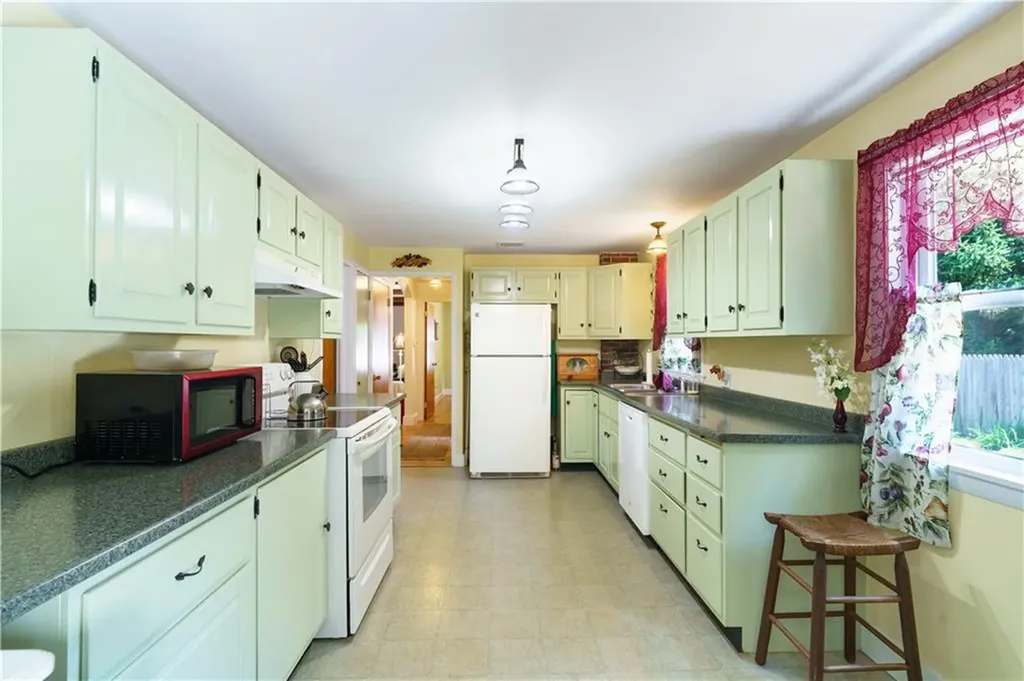 86 Carlton Avenue Warwick RI 02889
