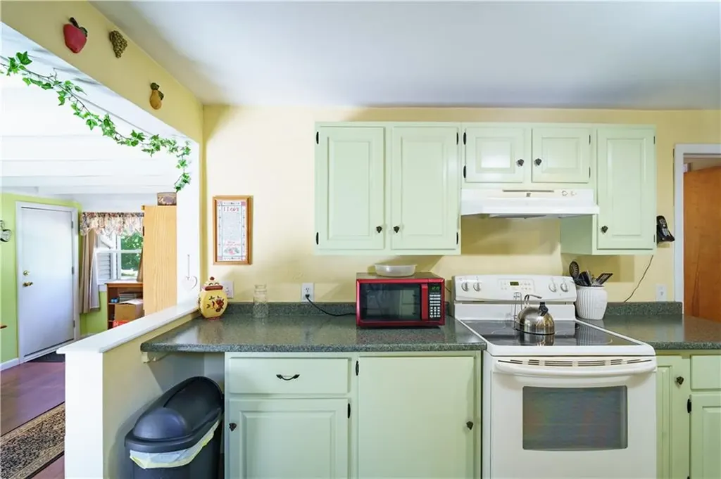 86 Carlton Avenue Warwick RI 02889