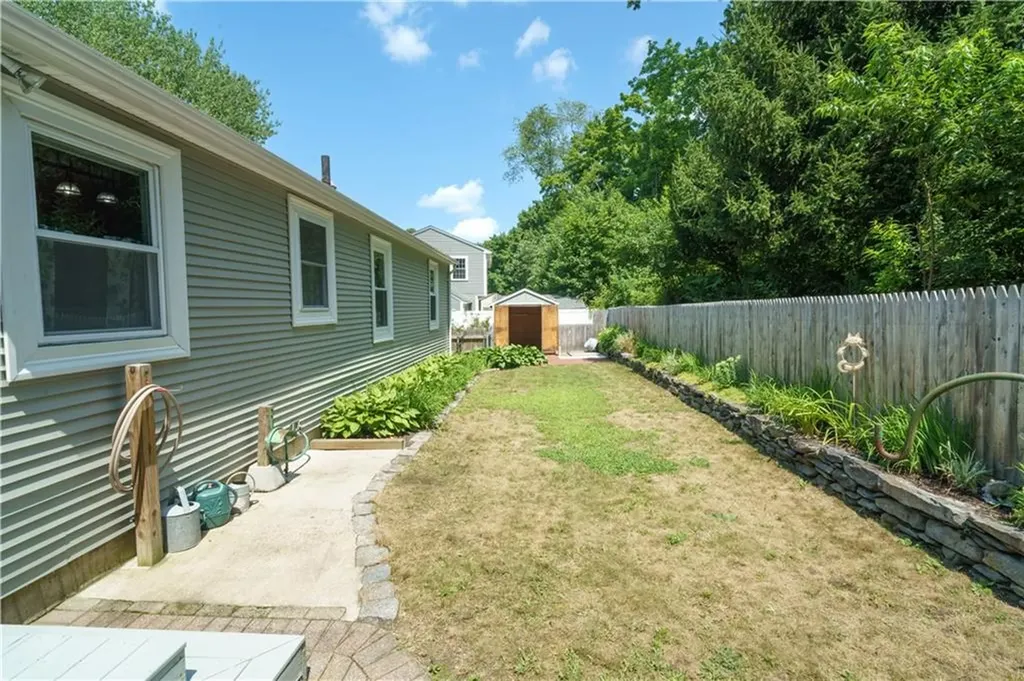 86 Carlton Avenue Warwick RI 02889