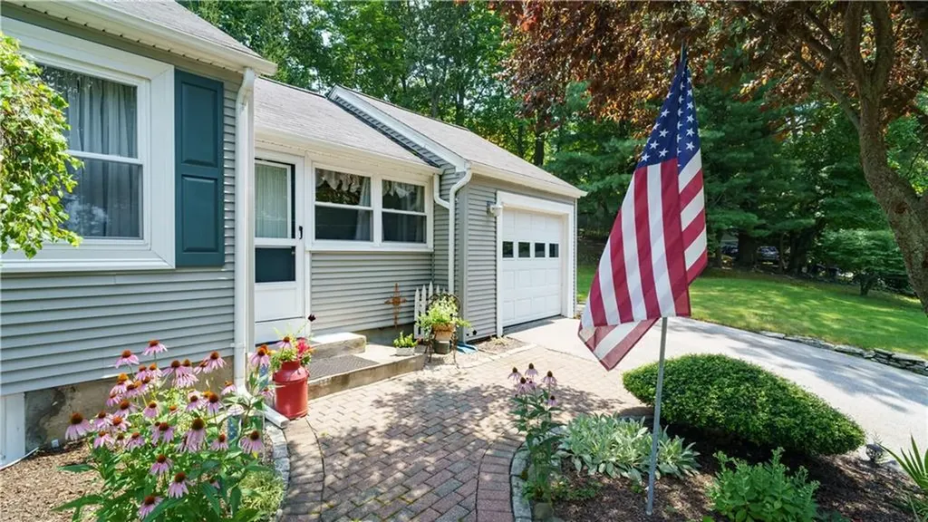86 Carlton Avenue Warwick RI 02889