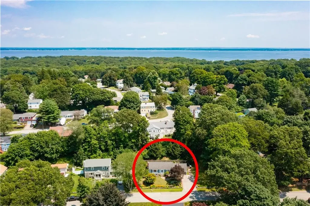 86 Carlton Avenue Warwick RI 02889