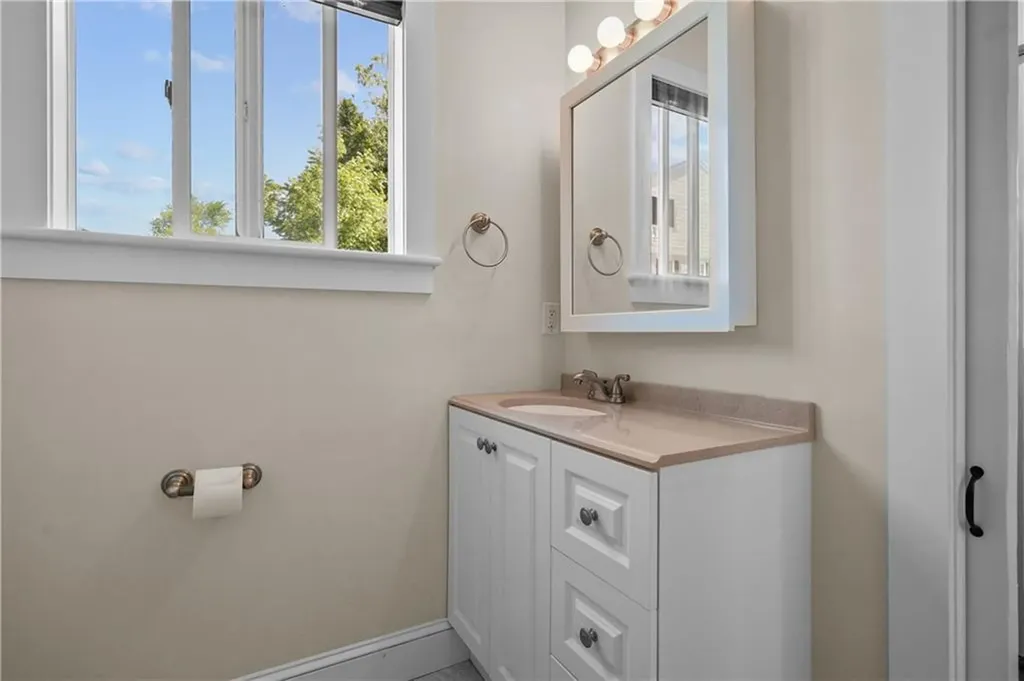 40 Walnut Street Tiverton RI 02878