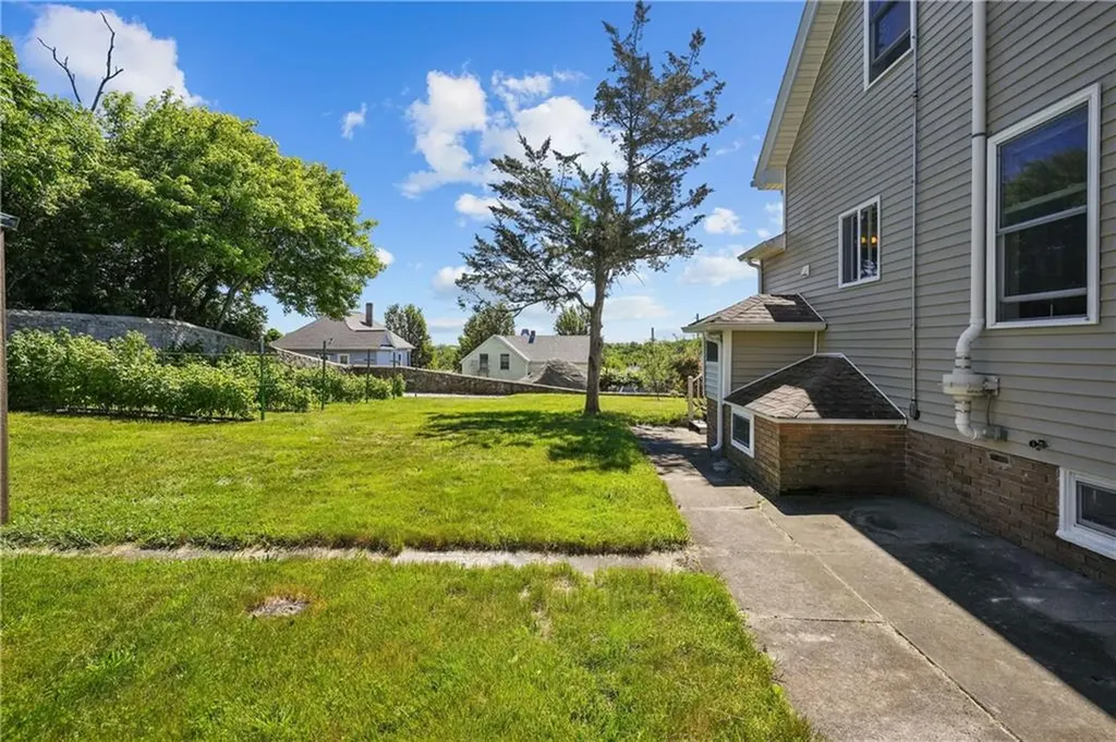 40 Walnut Street Tiverton RI 02878