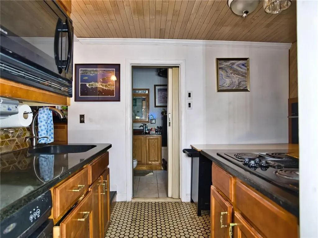 206 Cliff Avenue Portsmouth RI 02871