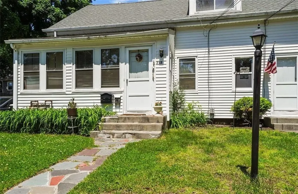 215 217 Knight Street Warwick RI 02886