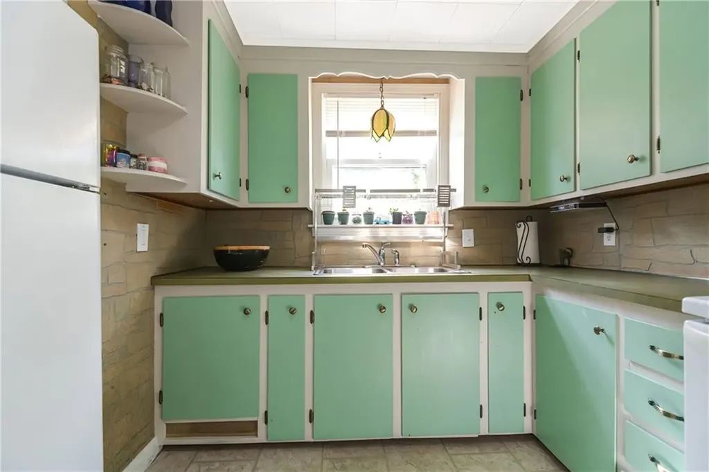 8 Doris Street Coventry RI 02816