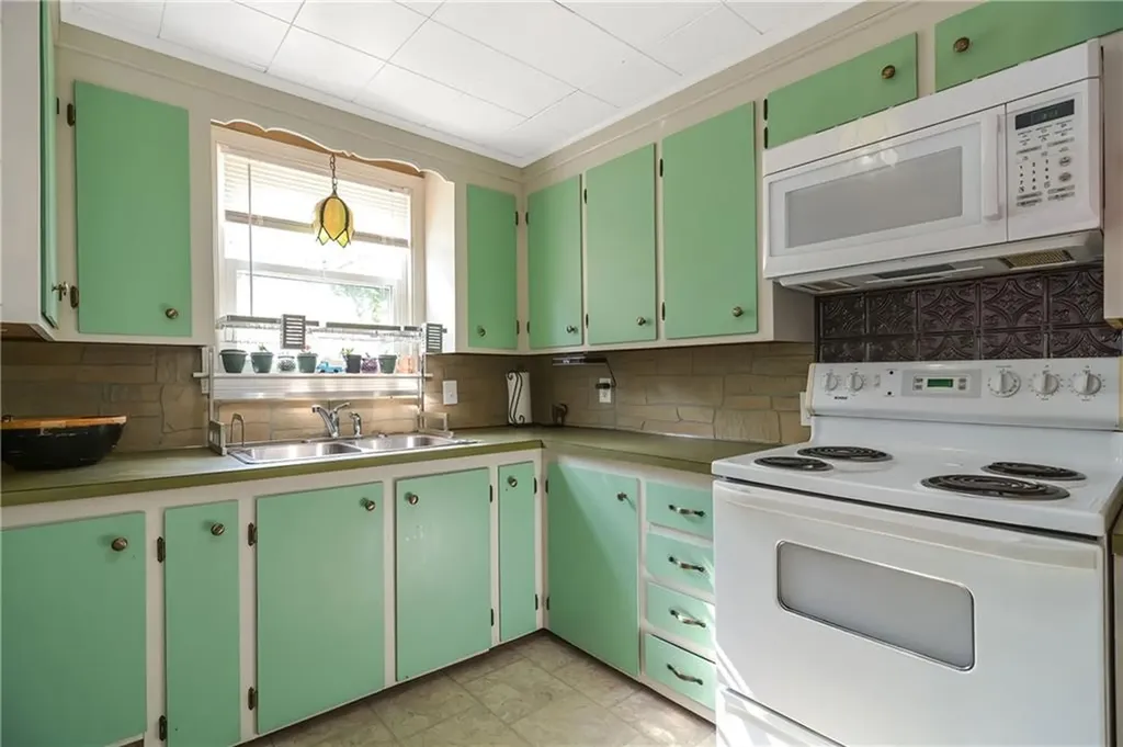 8 Doris Street Coventry RI 02816