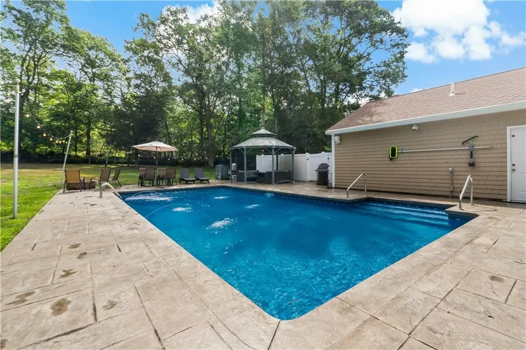 20 North Christopher Avenue Tiverton RI 02878