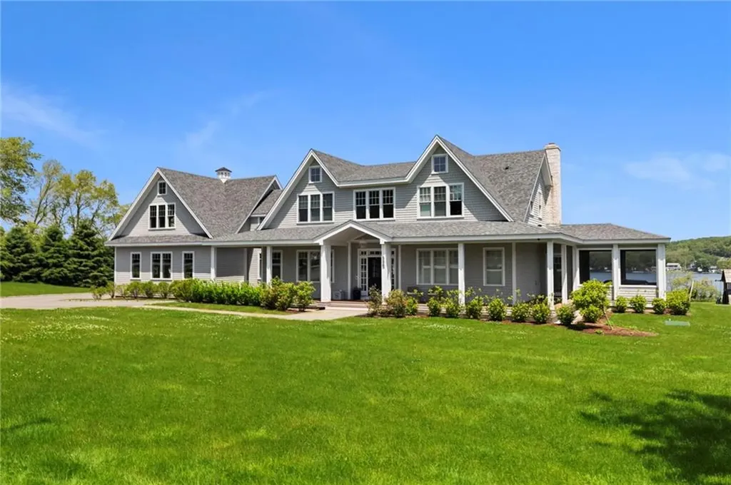 586 Nanaquaket Road Tiverton RI 02878