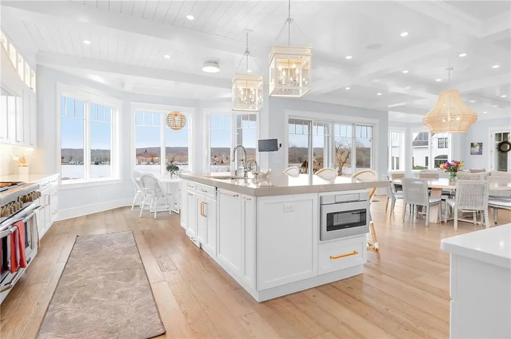 586 Nanaquaket Road Tiverton RI 02878