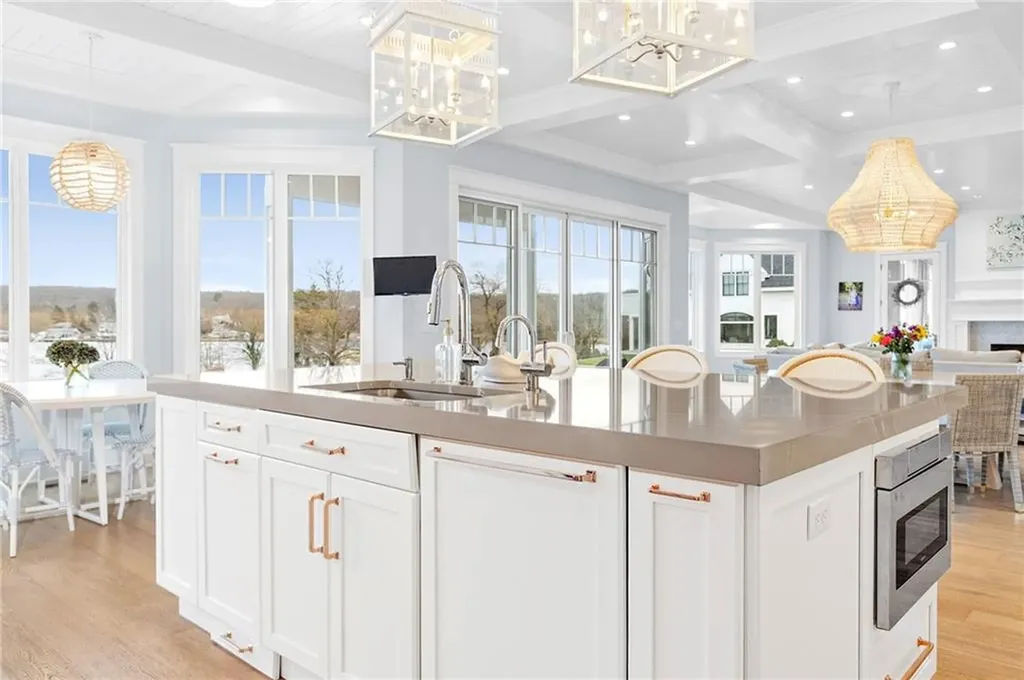 586 Nanaquaket Road Tiverton RI 02878
