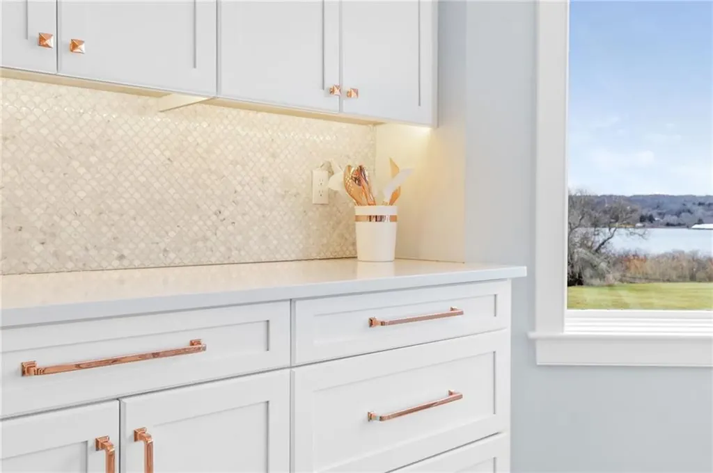 586 Nanaquaket Road Tiverton RI 02878