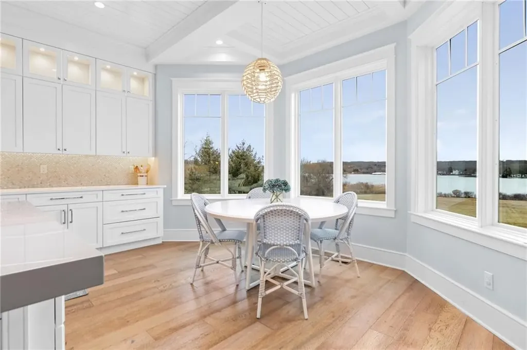 586 Nanaquaket Road Tiverton RI 02878