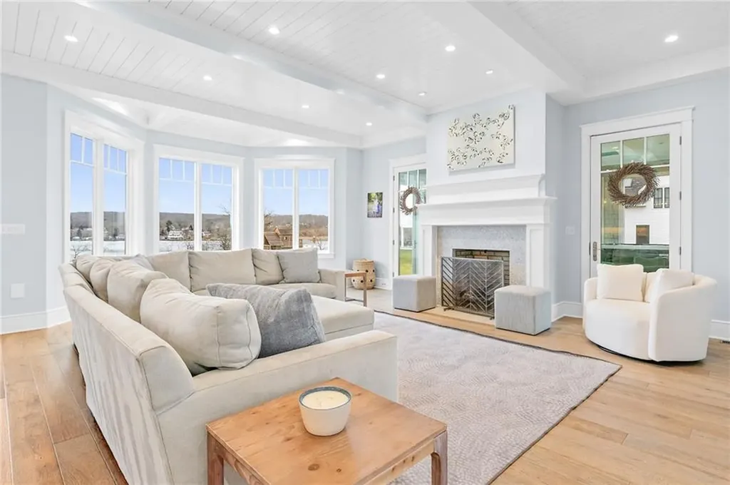 586 Nanaquaket Road Tiverton RI 02878
