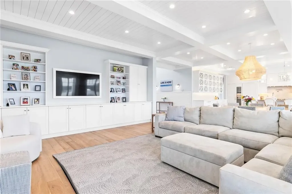 586 Nanaquaket Road Tiverton RI 02878