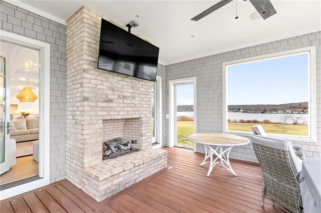586 Nanaquaket Road Tiverton RI 02878