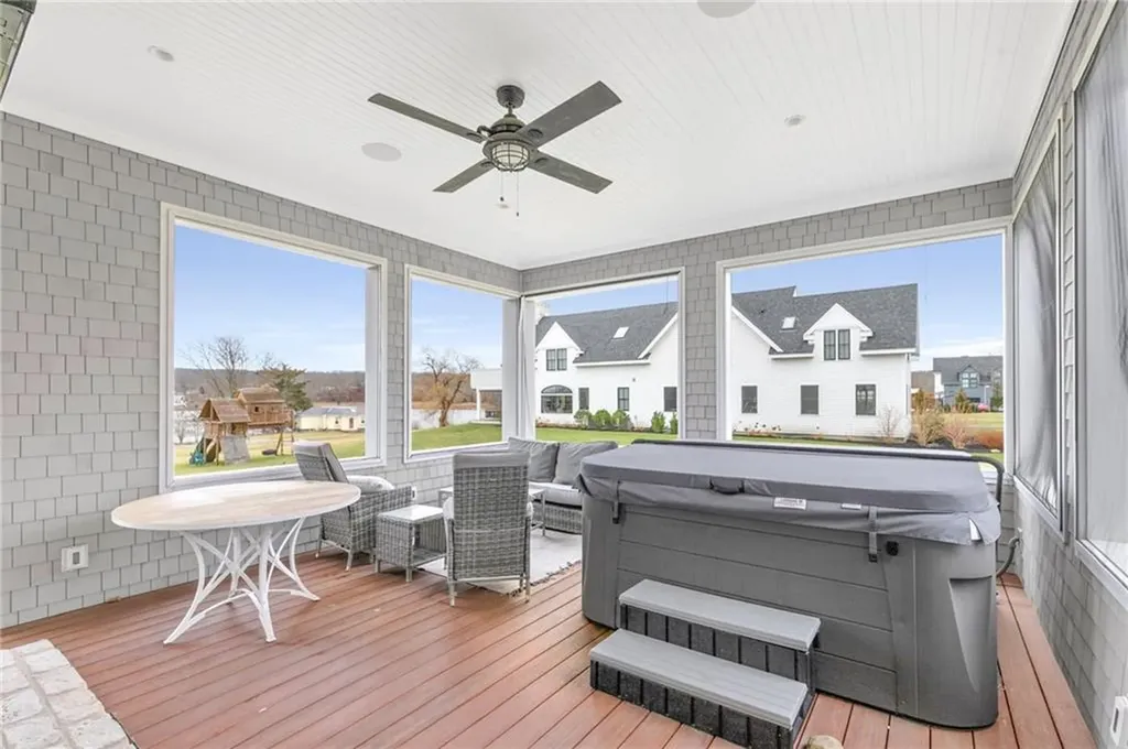 586 Nanaquaket Road Tiverton RI 02878
