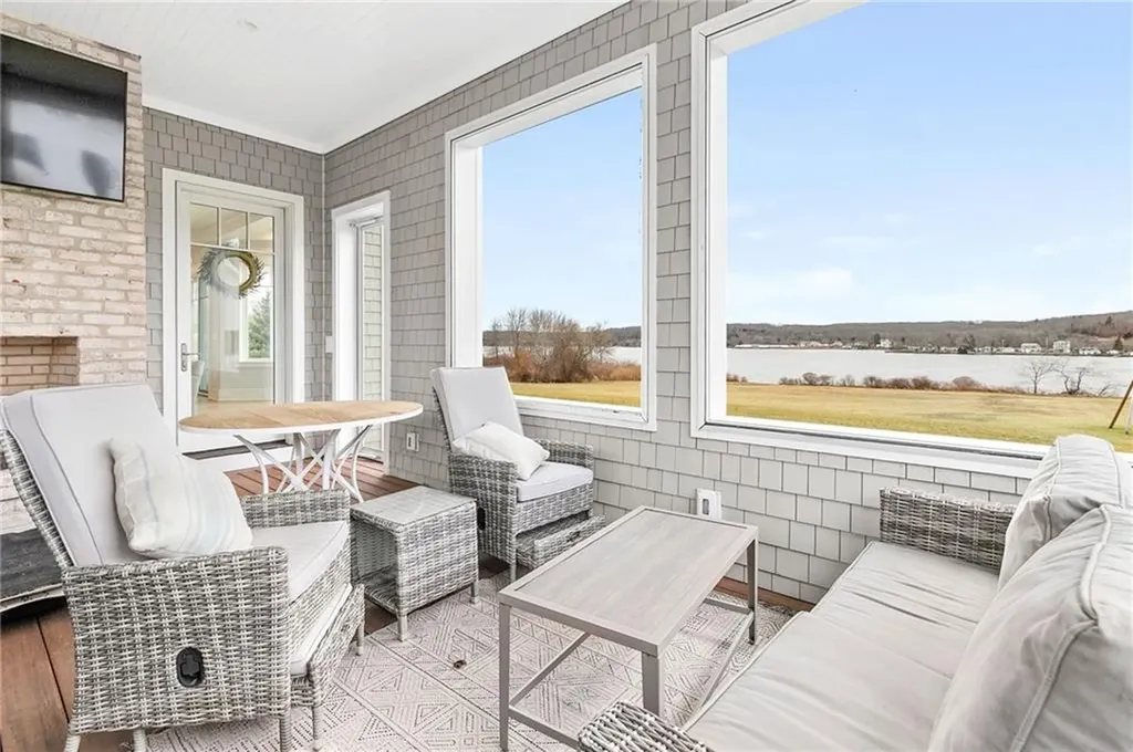 586 Nanaquaket Road Tiverton RI 02878