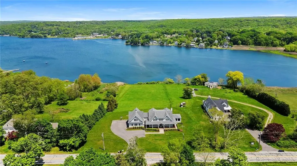 586 Nanaquaket Road Tiverton RI 02878